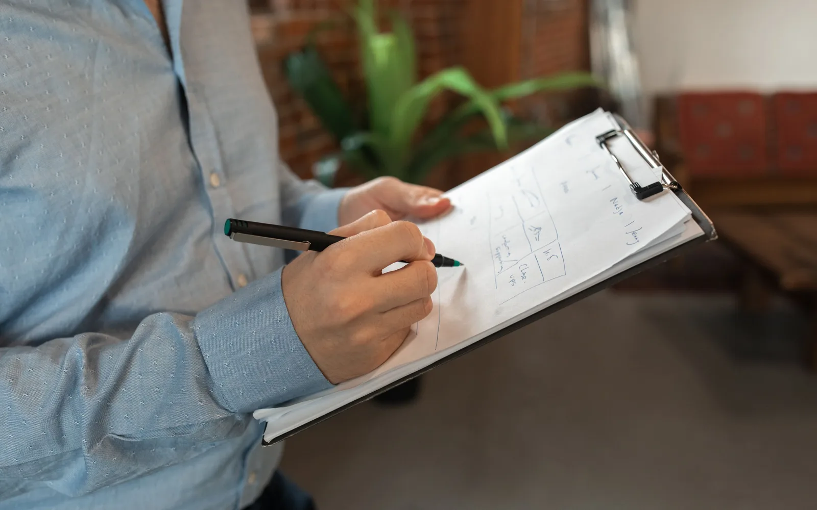 Un salarié formé manipulant un assistant IA sur son poste