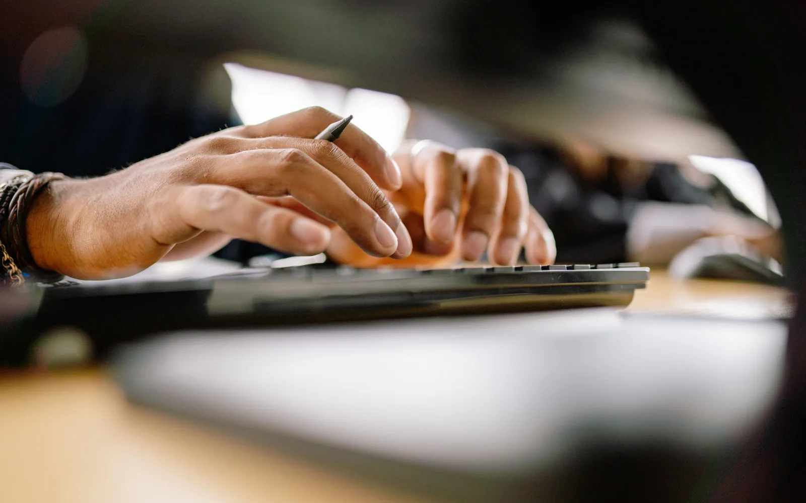 Mains configurant un outil d’automatisation