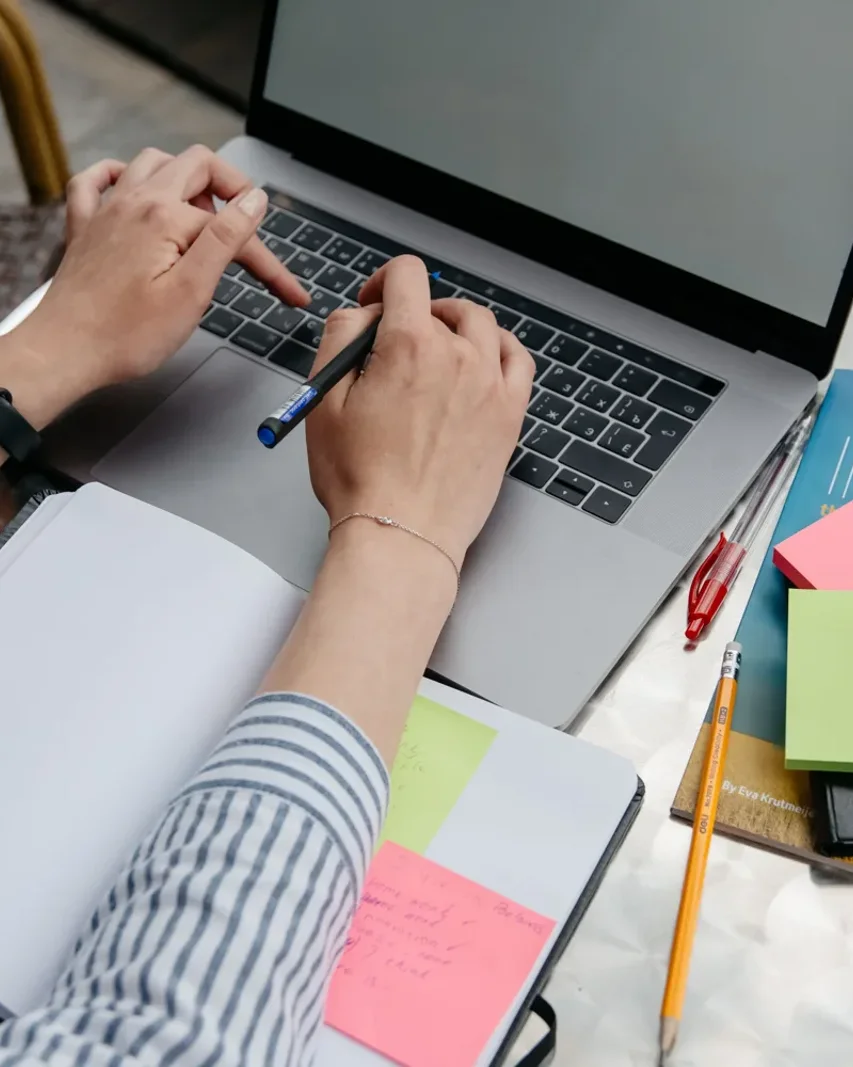 Captures d’écran d’outils d’IA comparés côte à côte sur un bureau